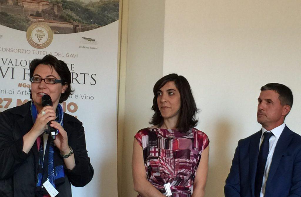 Il sindaco di Gavi, Nicoletta Albano, insieme a Anna Prandoni e Maurizio Montobbio, presidente del Consorzio Tutela del Gavi