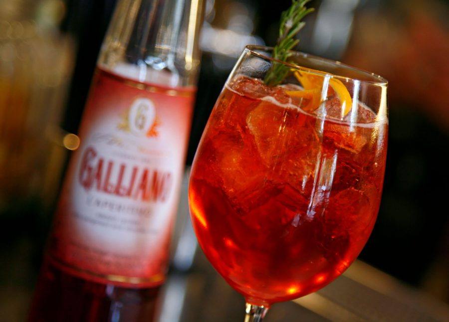 Agostino Perrone e Galliano L'Aperitivo L'angolo del gusto en rose