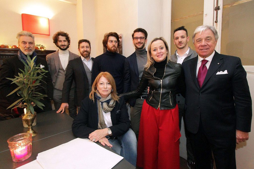 L’Uomo Di Vino per Elisabetta Rogai L'UOMO DI VINO IL CONCORSO , ALLO ZEFFIRELLI'S TEA ROOM . NELLE FOTO LA PITTIRICE ELISABETTA ROGAI , LA GIURIA E I CONCORRENTI