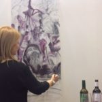 l'artista davanti alla sua opera