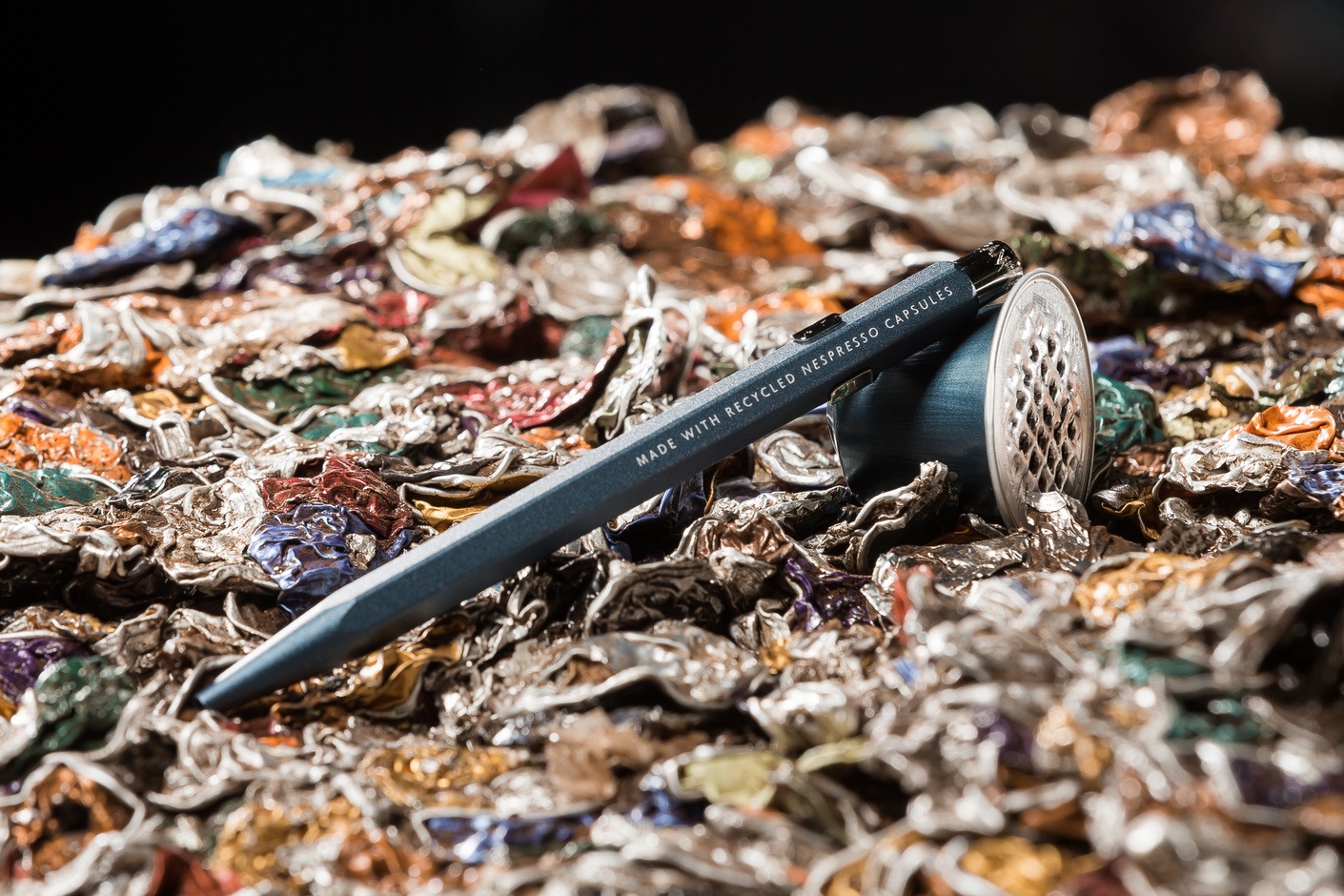 Un stylo de la marque carandache fabrique avec des capsules de cafe Nespresso recyclees ce mercredi 14 mars 2018 a Moudon en suisse. (©Zingaro Photography)