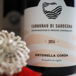 Cannonau 2016,Tre Bicchieri del Gambero Rosso, e il tradizionale bottone sardo in filigrana.