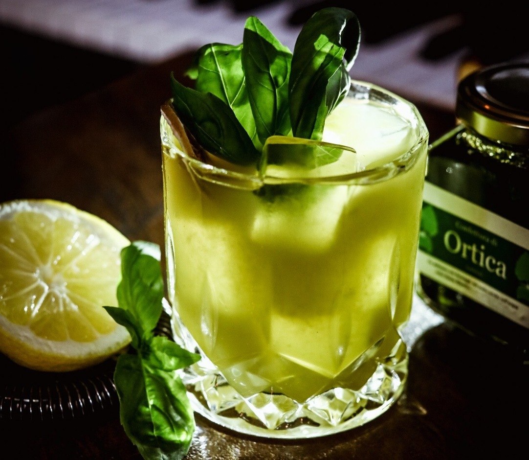 NIK’S Bombay Sapphire Gin Limone Zucchero Chartreause verde Noilly pratt Confettura di Ortiche Basilico