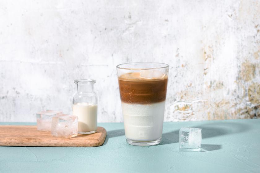 nespresso-recipes-Flat-White-Over-Ice-OL