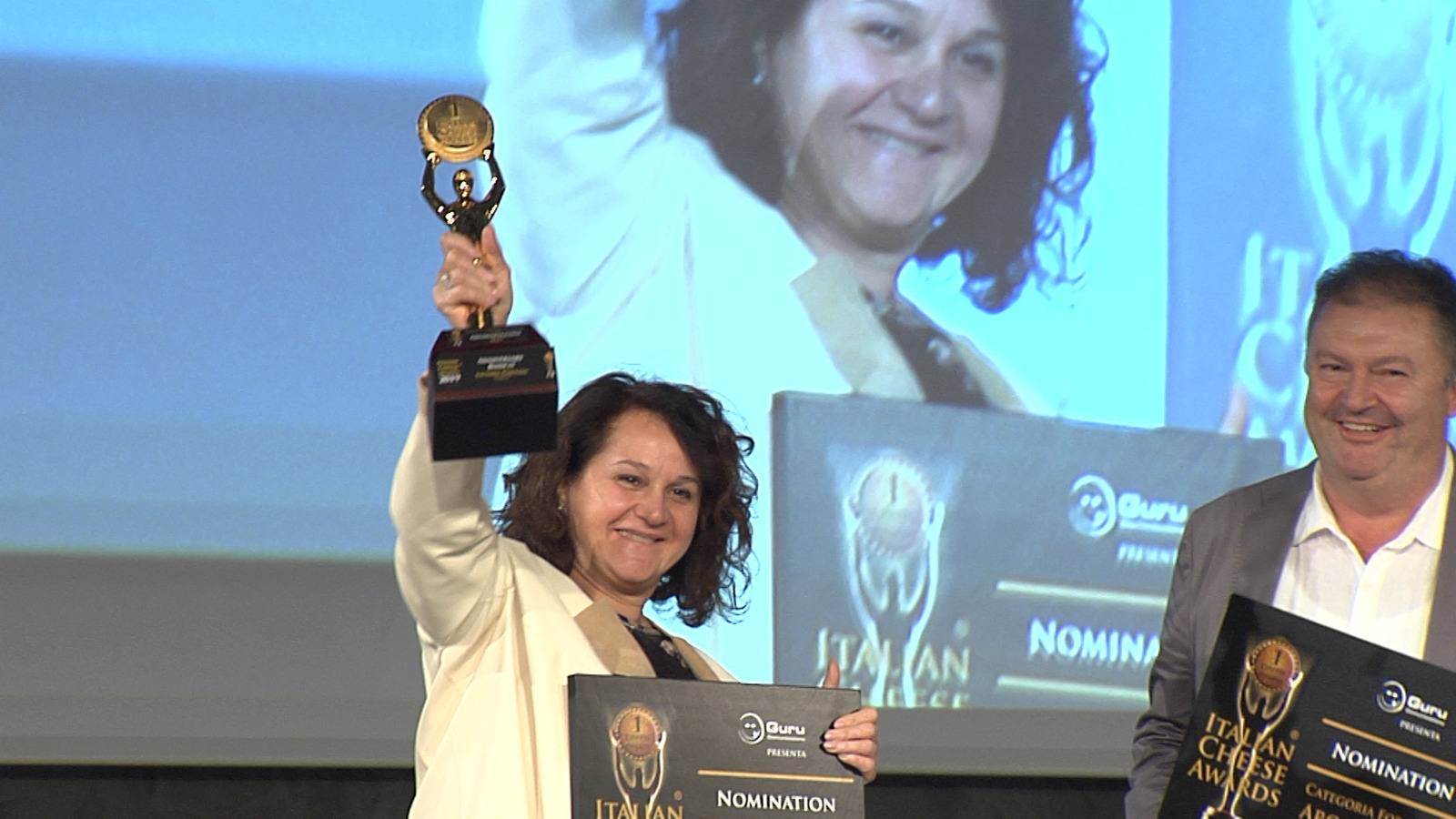 Emanuela Perenzin sul podio dell'Italian Cheese Awards 2019