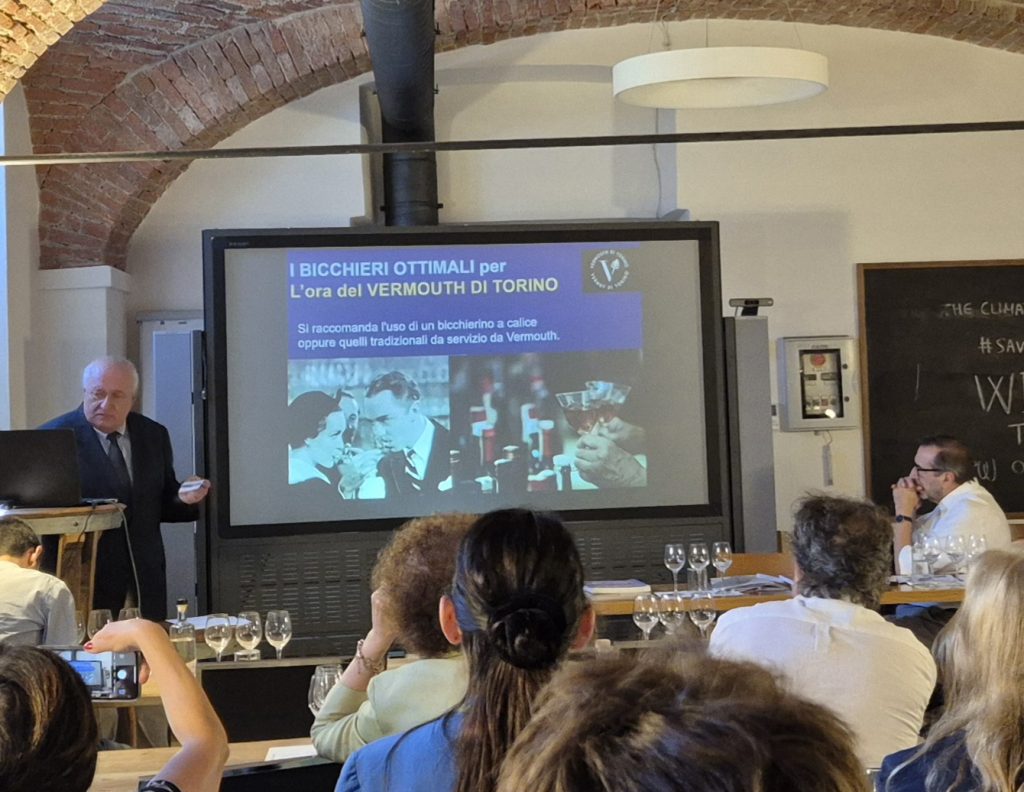 Pierstefano Berta, Direttore del CONSORZIO del VERMOUTH di TORINO (in piedi, a sinistra) e Roberto Bava, Presidente del CONSORZIO (seduto, a destra), durante la masterclass