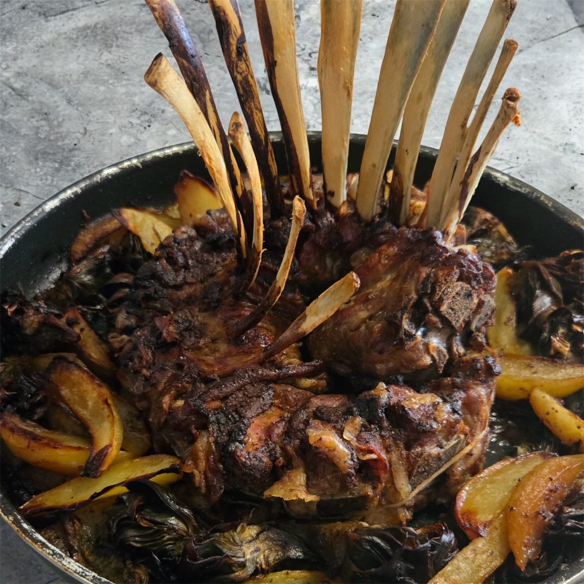 Corona di agnello alla senape con carciofi e patate