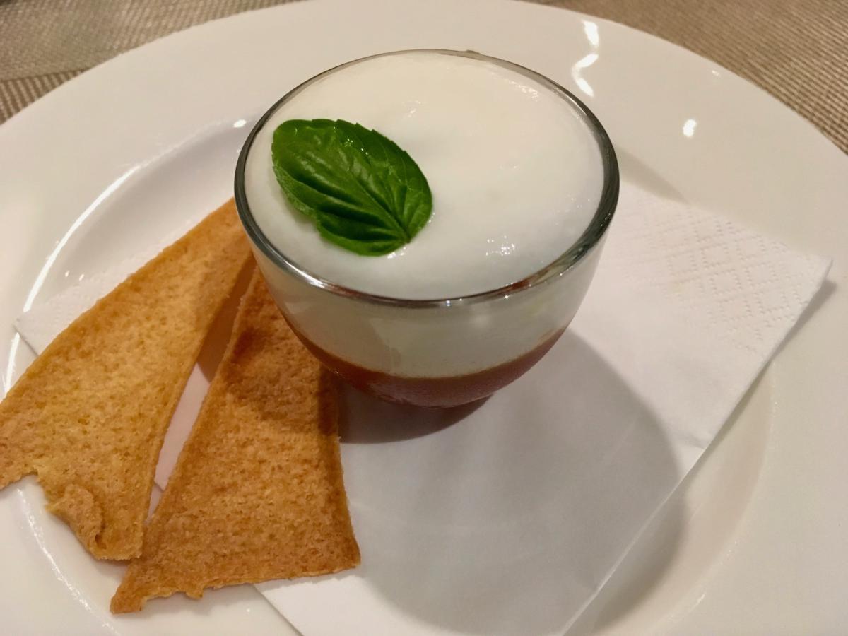 Cappuccino di pomodoro con spuma di burrata e cracker di mais